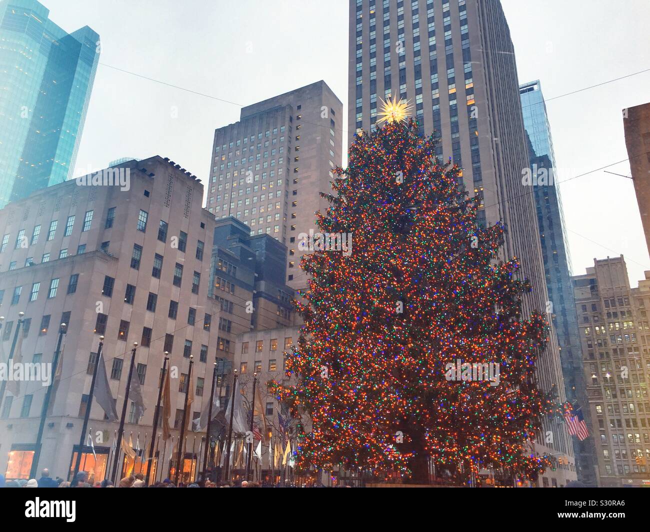 L'immense arbre de Noël iconique du Rockefeller Center à New York pendant la saison de Noël, USA - Image de stock capturée avec un smartphone