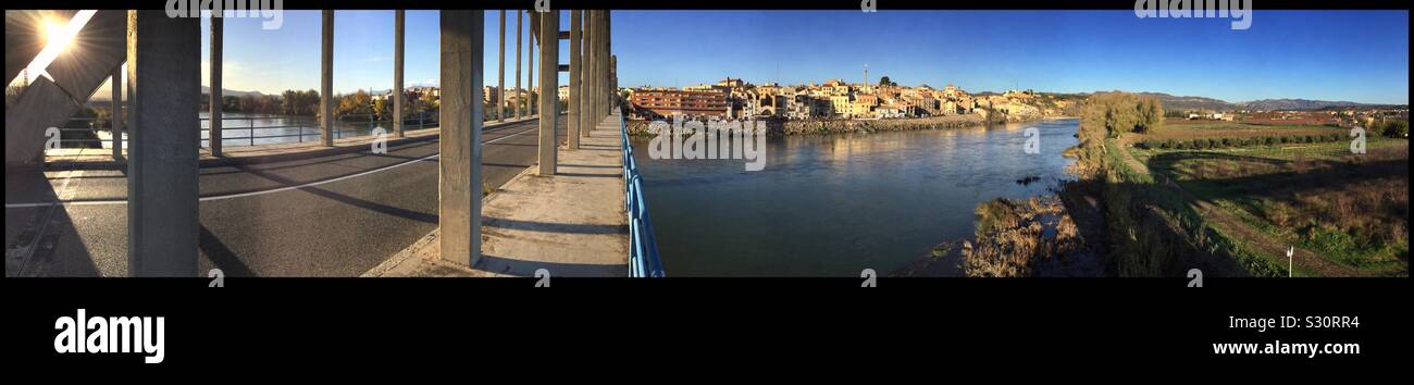 Vue de la ville de l'arche pont sur l'Èbre à Mora d'Ebre, en Catalogne, Espagne. Banque D'Images