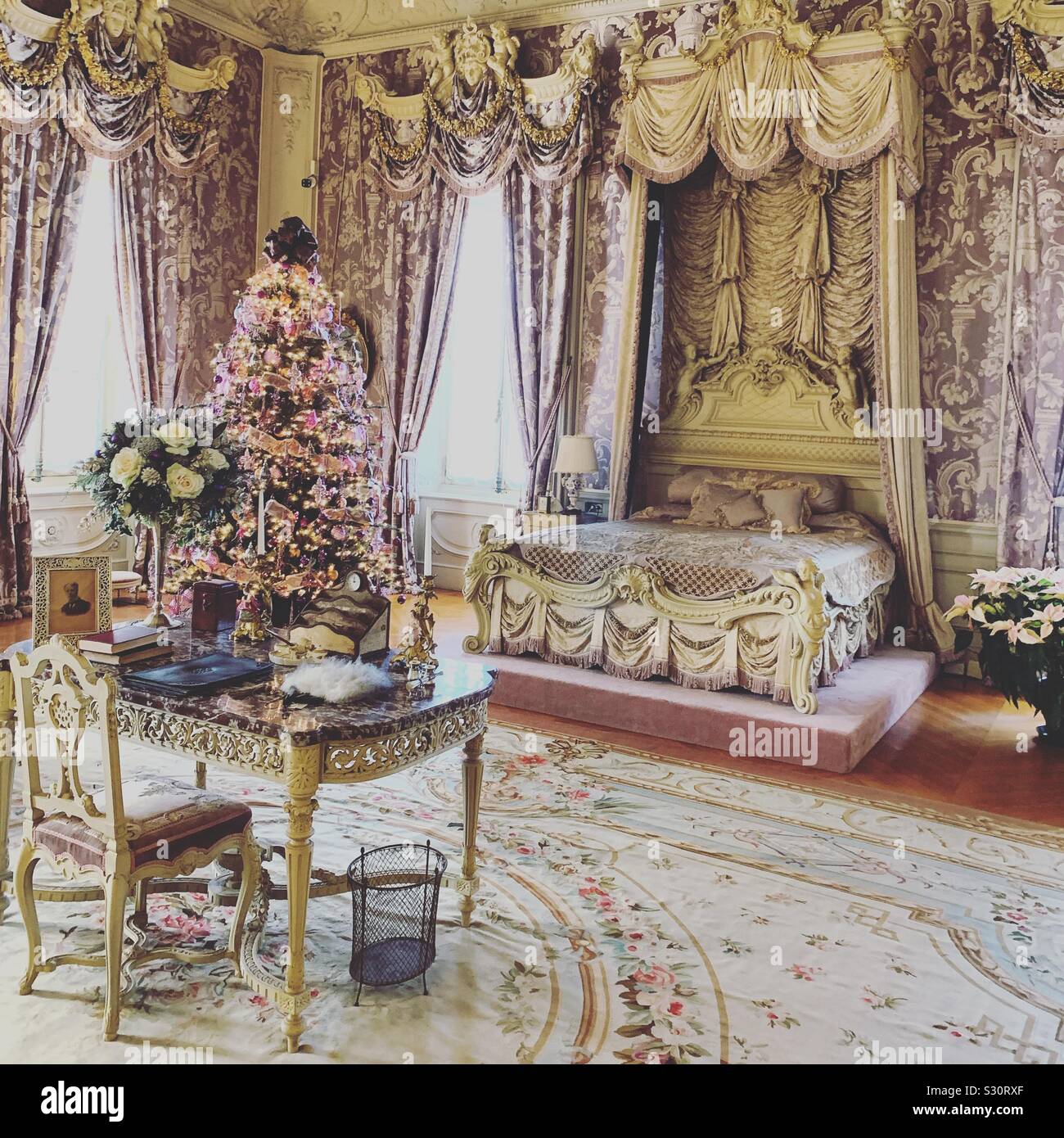 Une chambre à Marble House, arbre de Noël dans le coin gauche, Newport, Rhode Island, United States - Image de stock capturée avec un smartphone