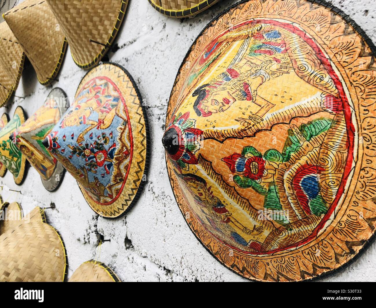 Chapeau de bali traditionnel Banque de photographies et d'images à haute  résolution - Alamy
