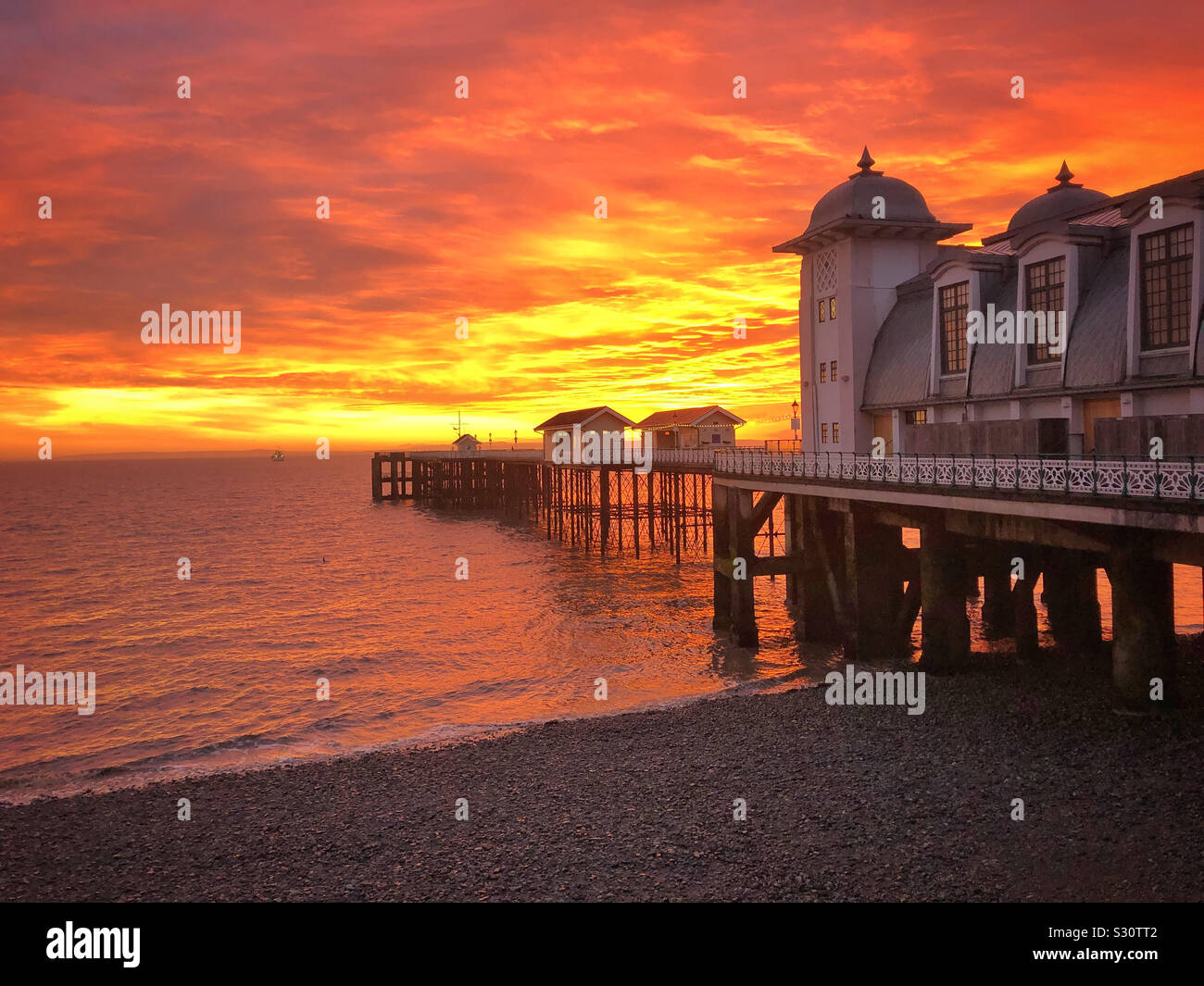 Penarth pier contre un lever du soleil d'hiver, dans le sud du Pays de Galles , Décembre. Banque D'Images