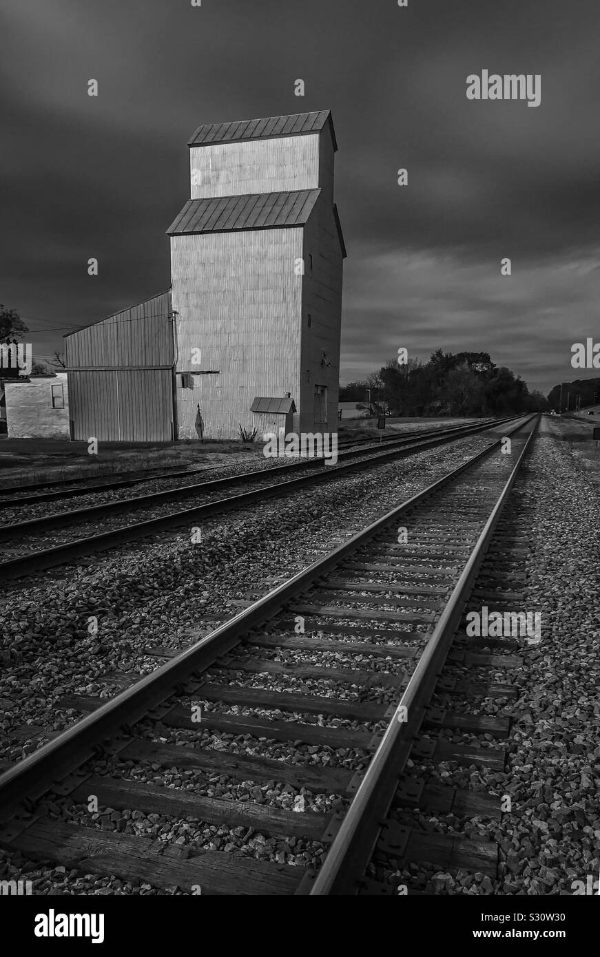 L'élévateur à grain et des voies de chemin de fer dans la région de Bay City, Wisconsin. Banque D'Images