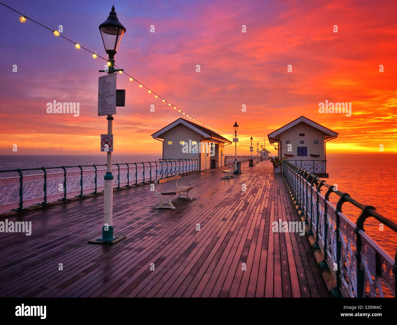 Penarth pier sous un soleil d'hiver Fiery, Nouvelle-Galles du Sud, décembre. Banque D'Images