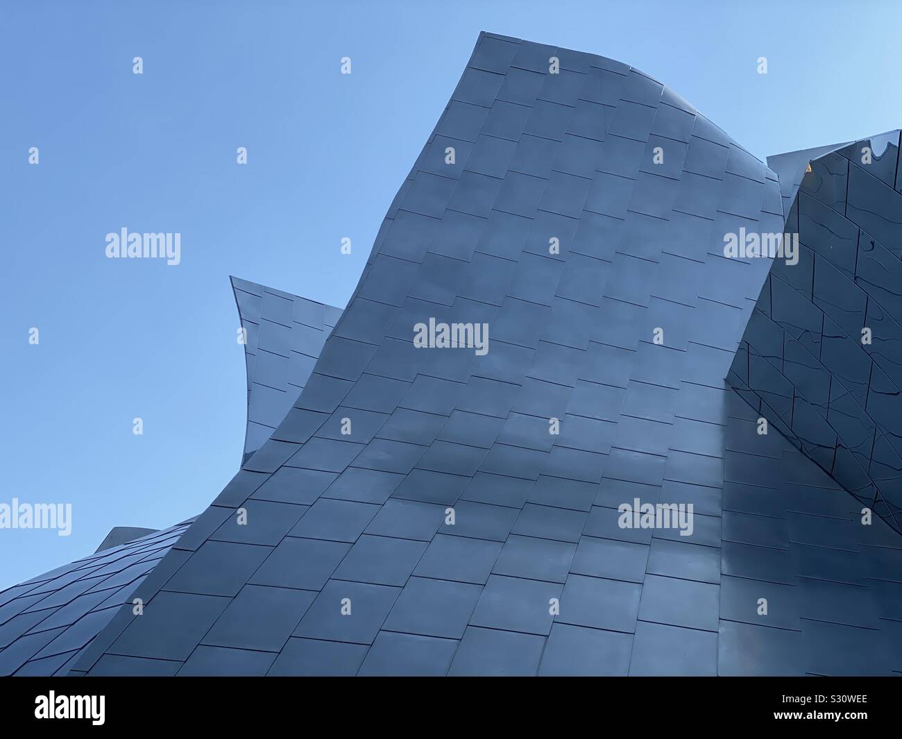 LOS ANGELES, CA, nov 2019 : résumé de l'article de l'acier brossé toit du panneau de côté de ciel à Frank Gehry conçu Walt Disney Concert Hall, maison de l'Orchestre Philharmonique de LA au centre-ville - Image de stock capturée avec un smartphone