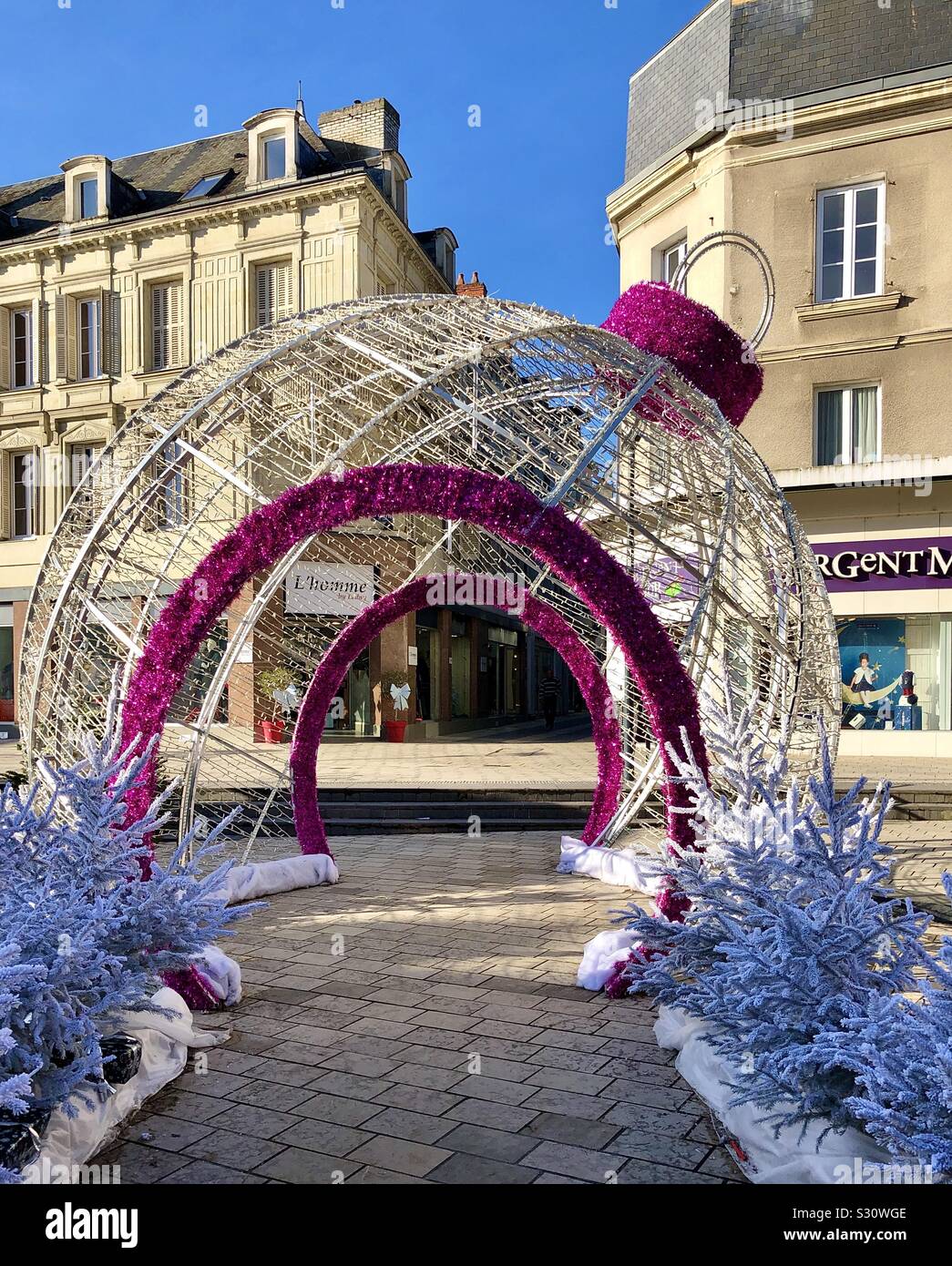 Promenade à travers les grandes babiole argent décoration d'arbre de Noël - Chatellerault, Vienne, France. - Image de stock capturée avec un smartphone