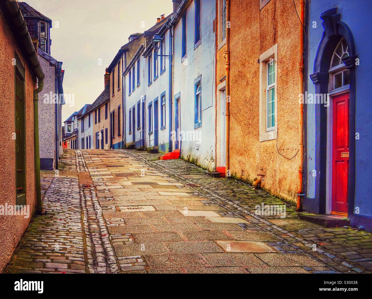 Porte rouge et pavés, Hill Street, vieille ville d'Irvine, Ayrshire, Écosse - Image de stock capturée avec un smartphone