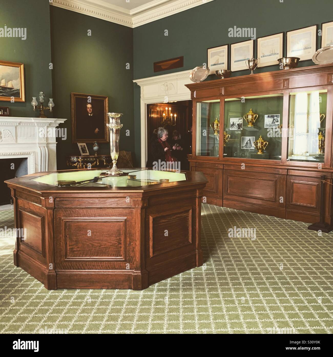 La Harold S. Vanderbilt Memorial Trophy Room, Marble House, Newport, Rhode Island, United States - Image de stock capturée avec un smartphone