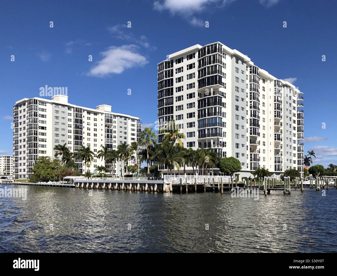 Condominiums et des tours d'habitation le long de l'Intercoastal Waterway, Delray Beach, en Floride. Banque D'Images