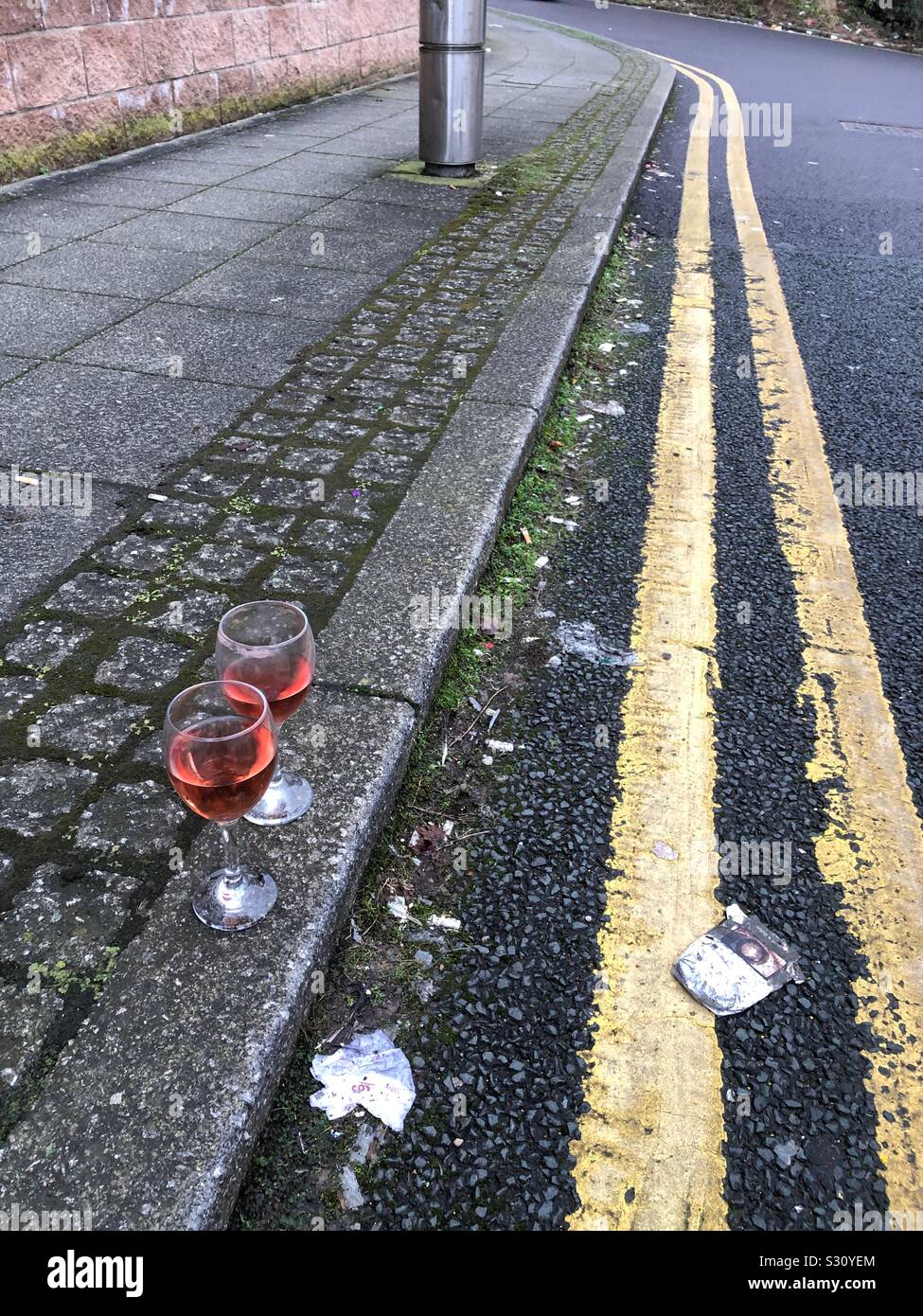 Le matin après la nuit d'avant - gauche des boissons au bord de la route Banque D'Images