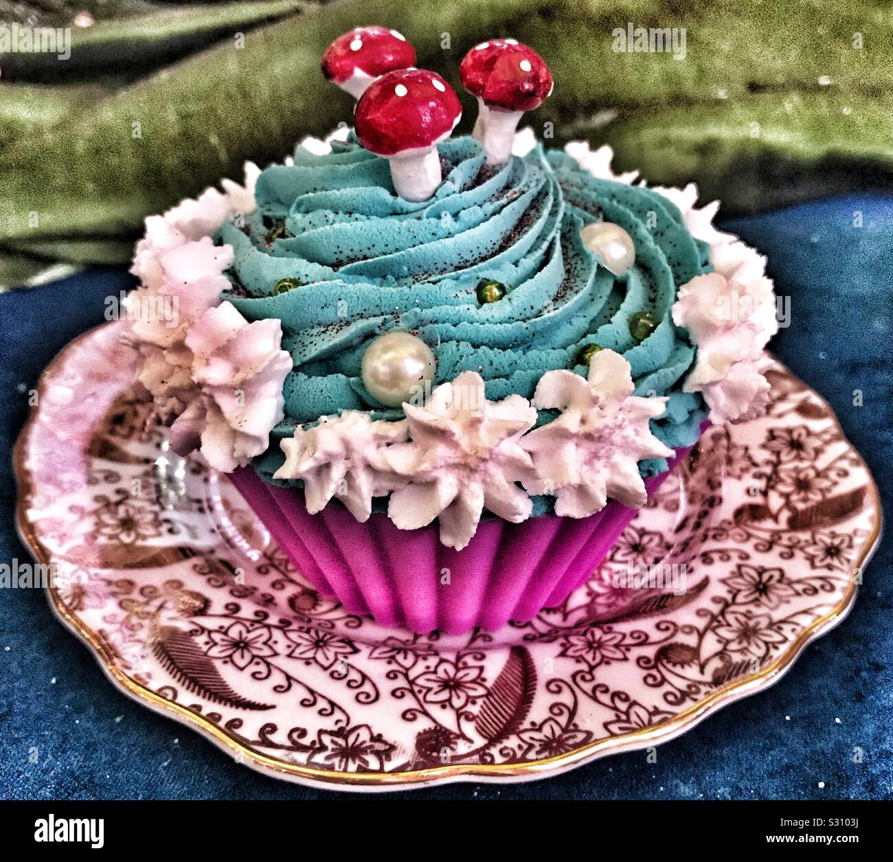 Cup Cake décoré de glaçage blanc et bleu et Toadstools mis sur une soucoupe à la Mad Hatters Tea Party. Alice dans le palais à Noël- Blenheim Palace 2019 Banque D'Images