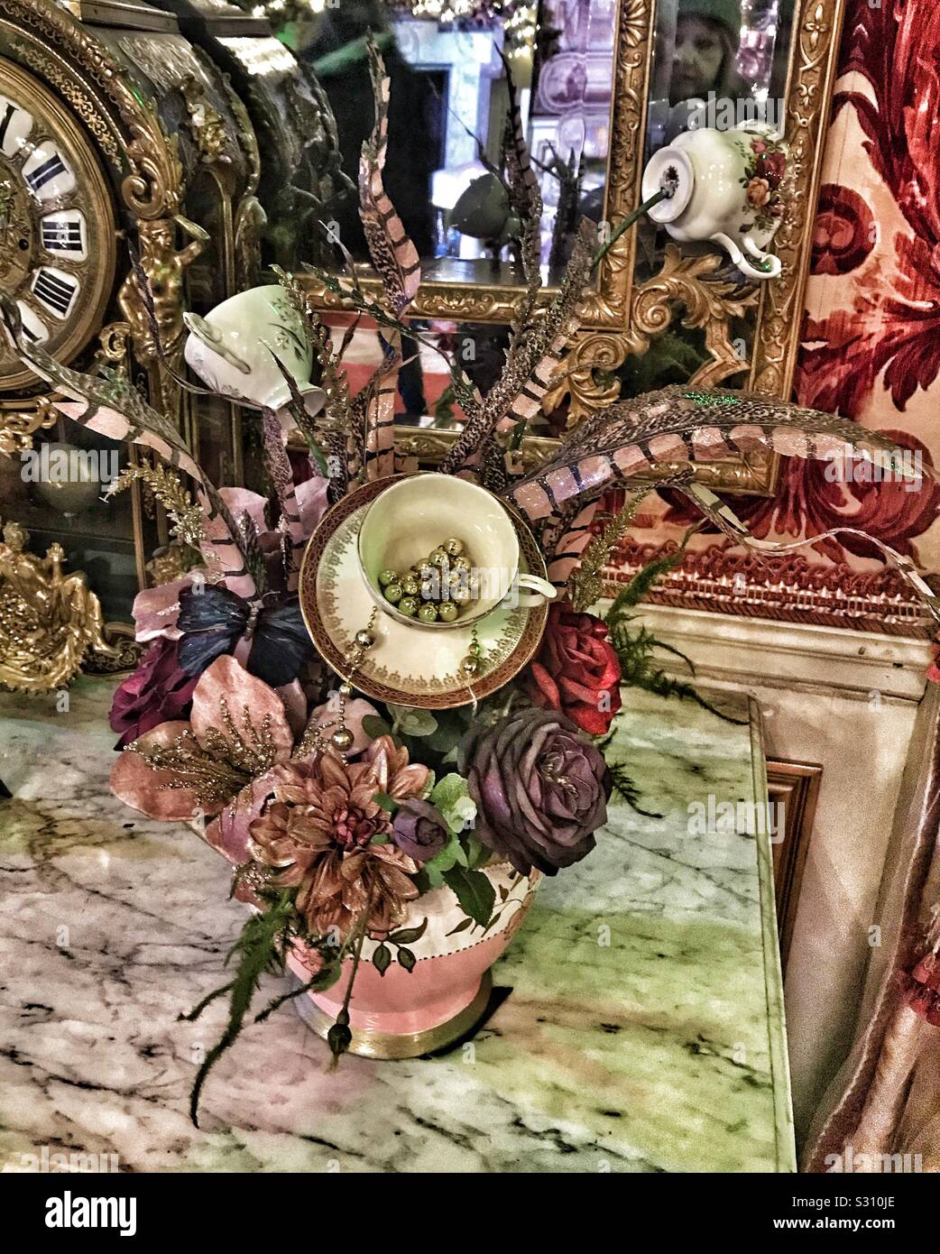 Arrangement de table de fleurs, des plumes, des tasses et soucoupes à Alice dans le Palais de Blenheim Palace - Noël 2019 - Image de stock capturée avec un smartphone