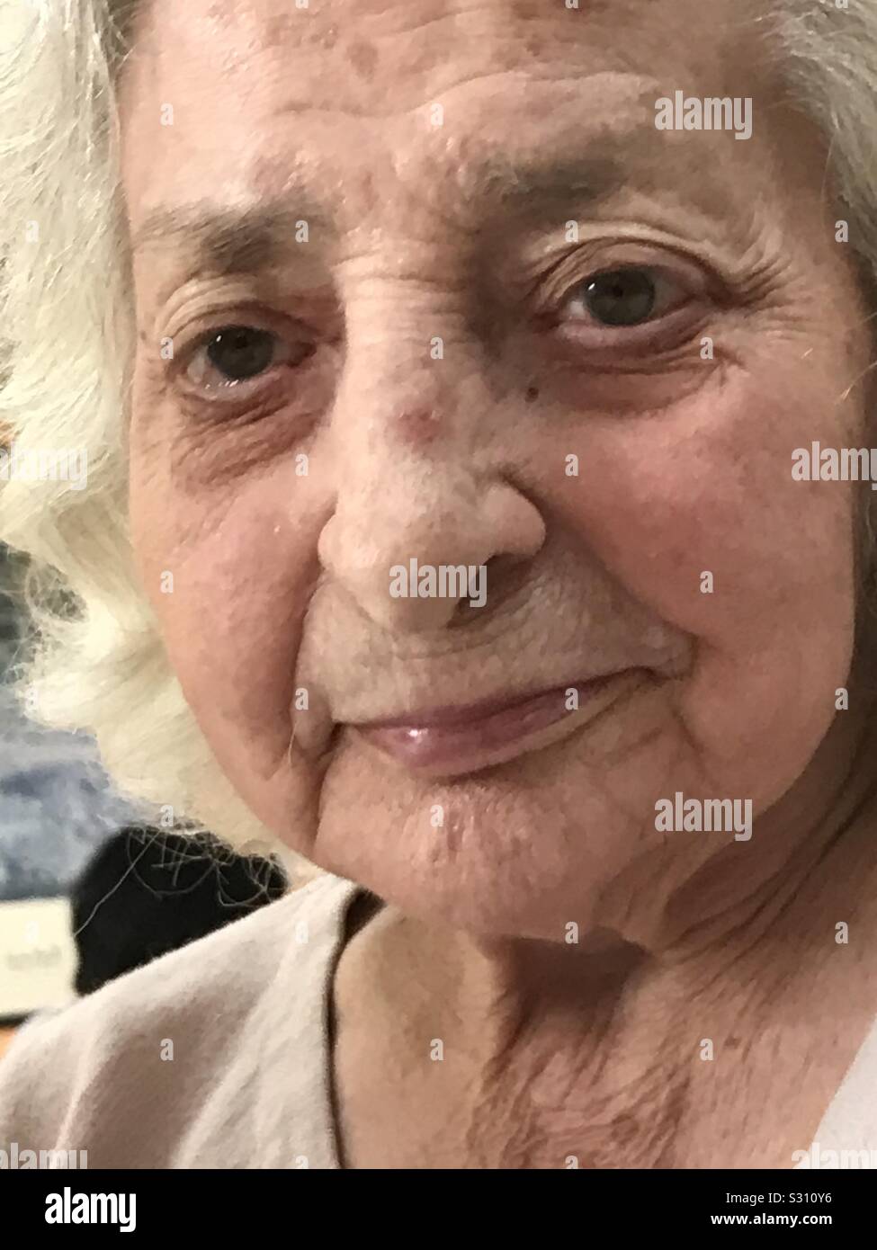 Portrait de vieille et belle dame - Image de stock capturée avec un smartphone