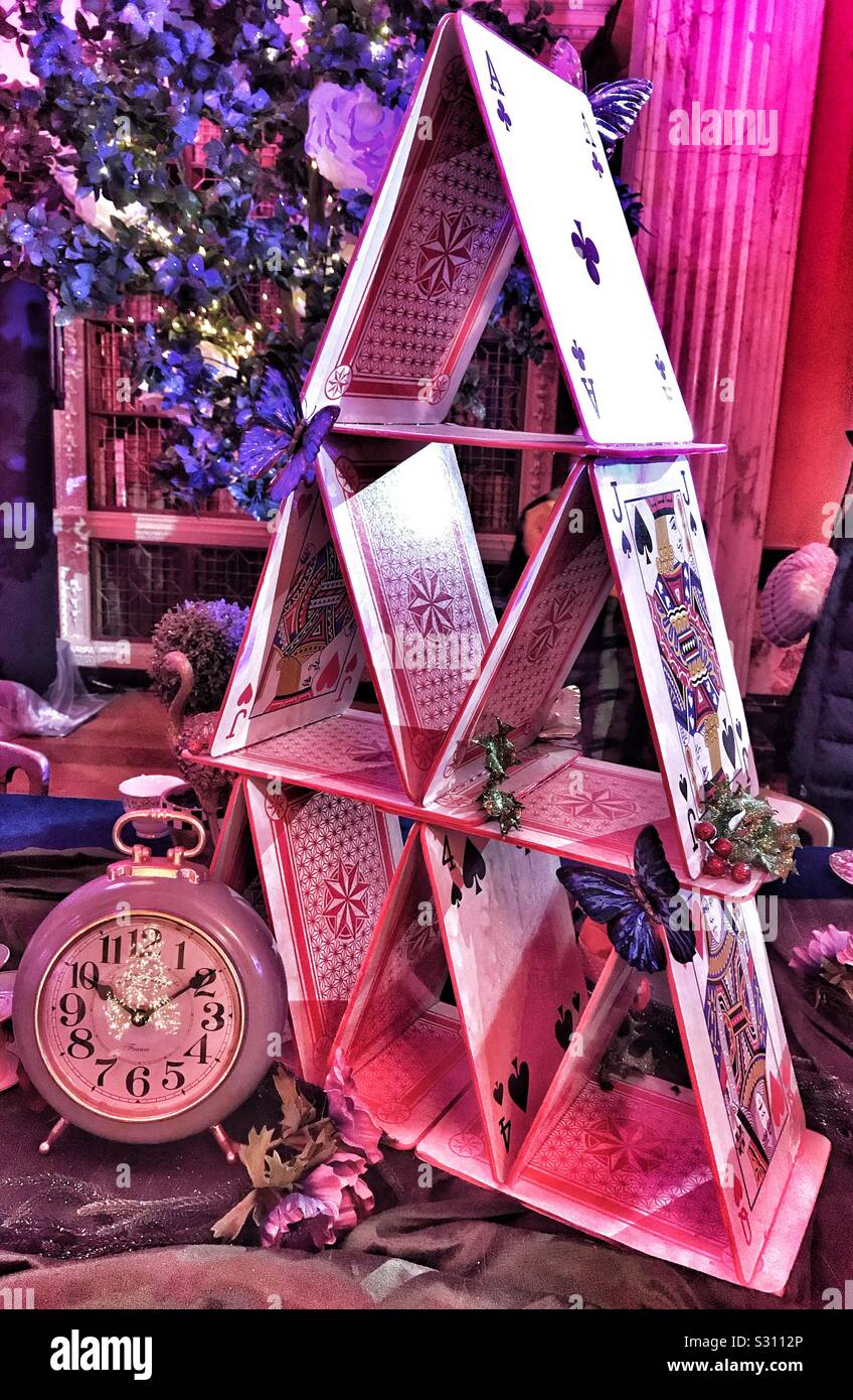 Alice dans le Palais de Blenheim Palace Noël 2019 - Mad Hatters Tea Party Table avec le château de cartes et de l'horloge Banque D'Images