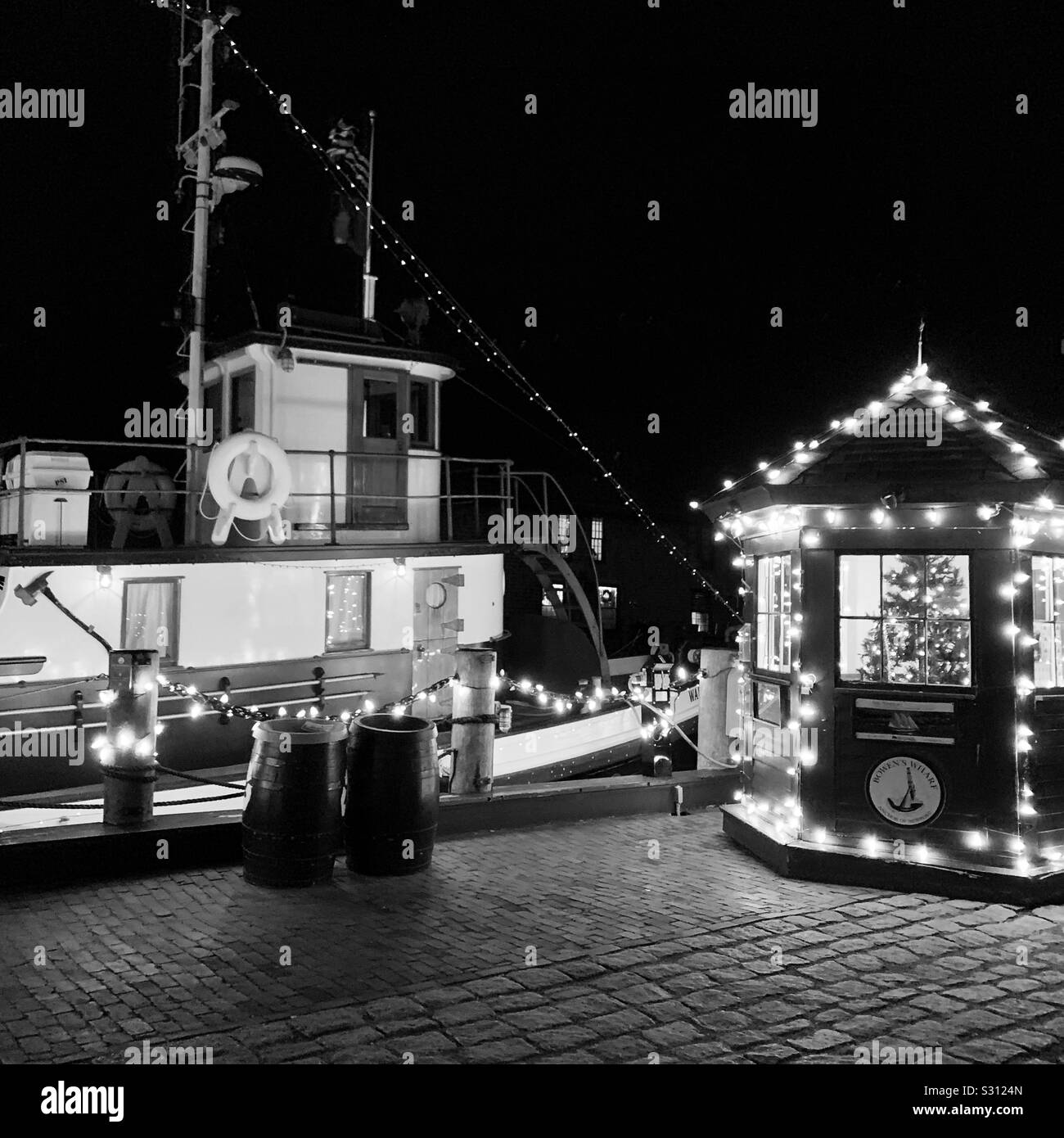Image en noir et blanc d'un kiosque et d'embarcations décorées avec des lumières en décembre dans le centre-ville de Newport, Rhode Island, United States Banque D'Images