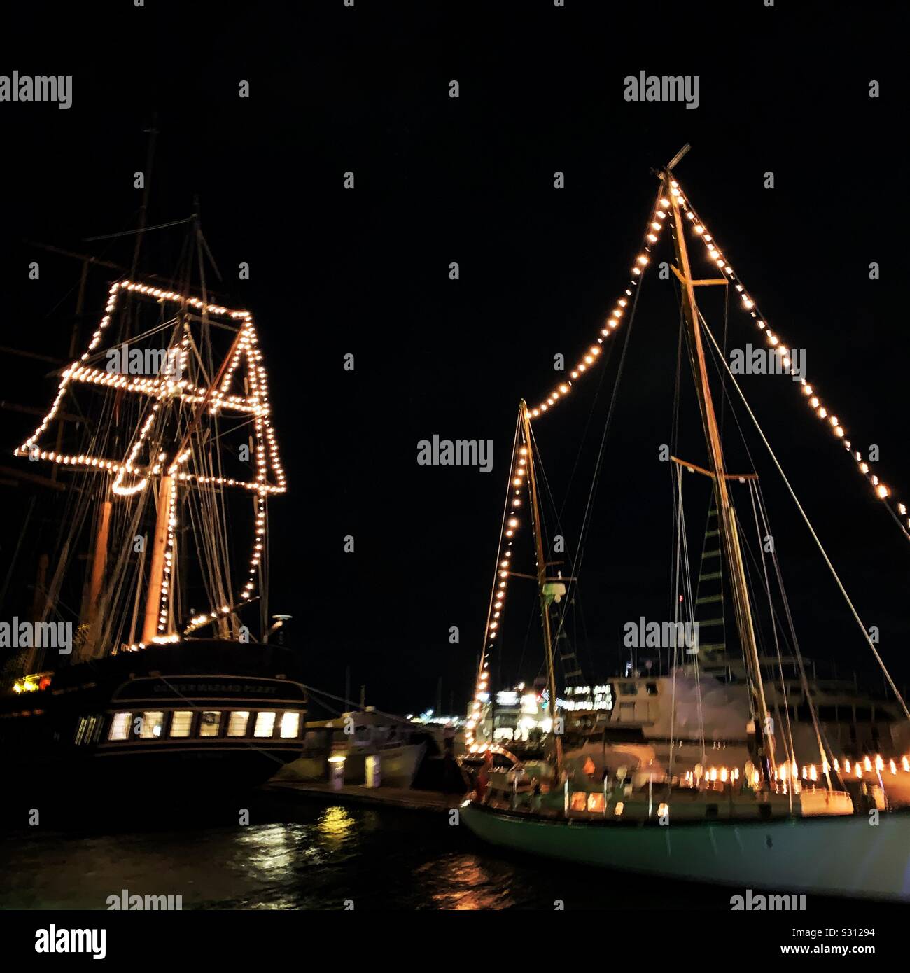 Décorée avec des lumières des bateaux en décembre, Newport, Rhode Island, United States Banque D'Images