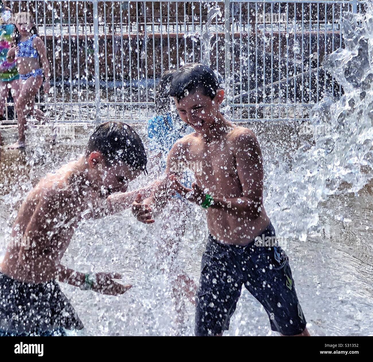 Amusant les enfants à l'extérieur du parc aquatique Banque D'Images