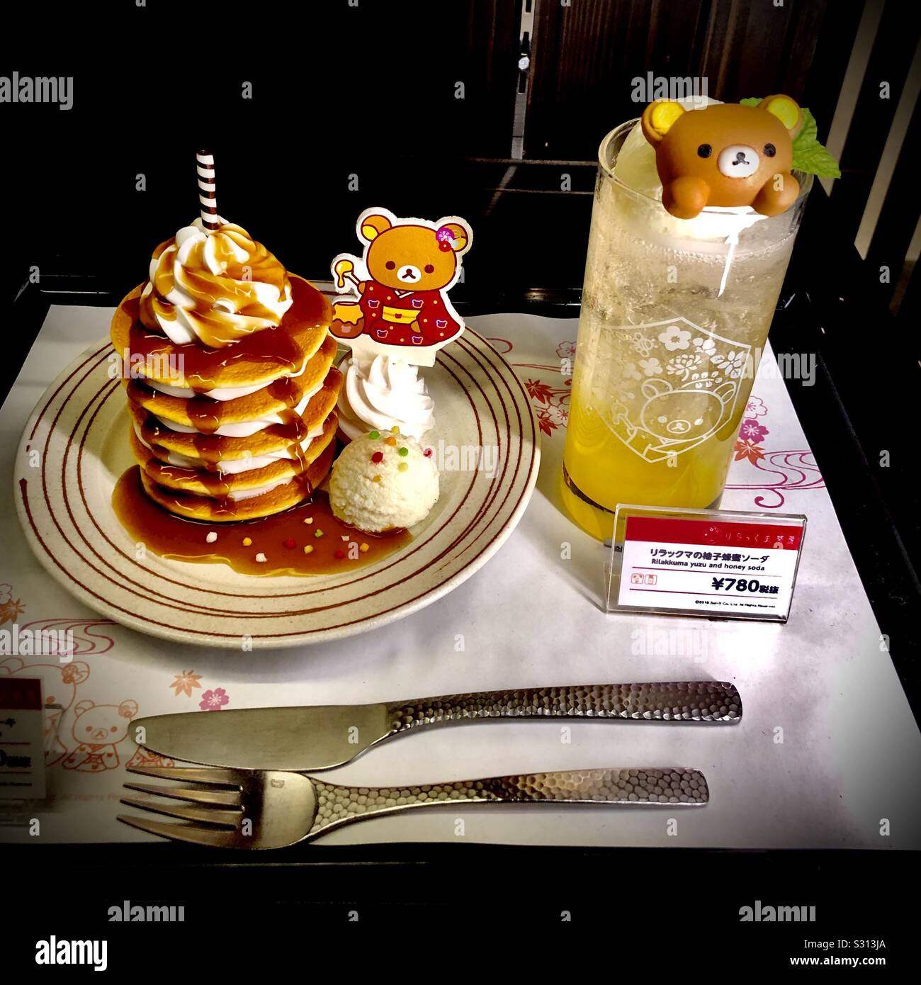 Rirakkuma crêpes de caractères japonais Banque D'Images