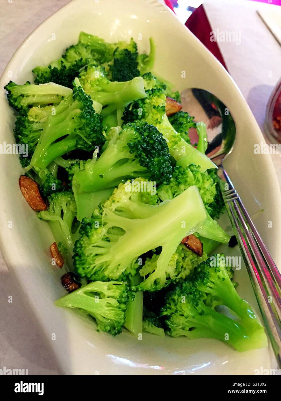 Plat latéral de brocoli frais sauté à l'huile d'olive et à l'ail - Image de stock capturée avec un smartphone