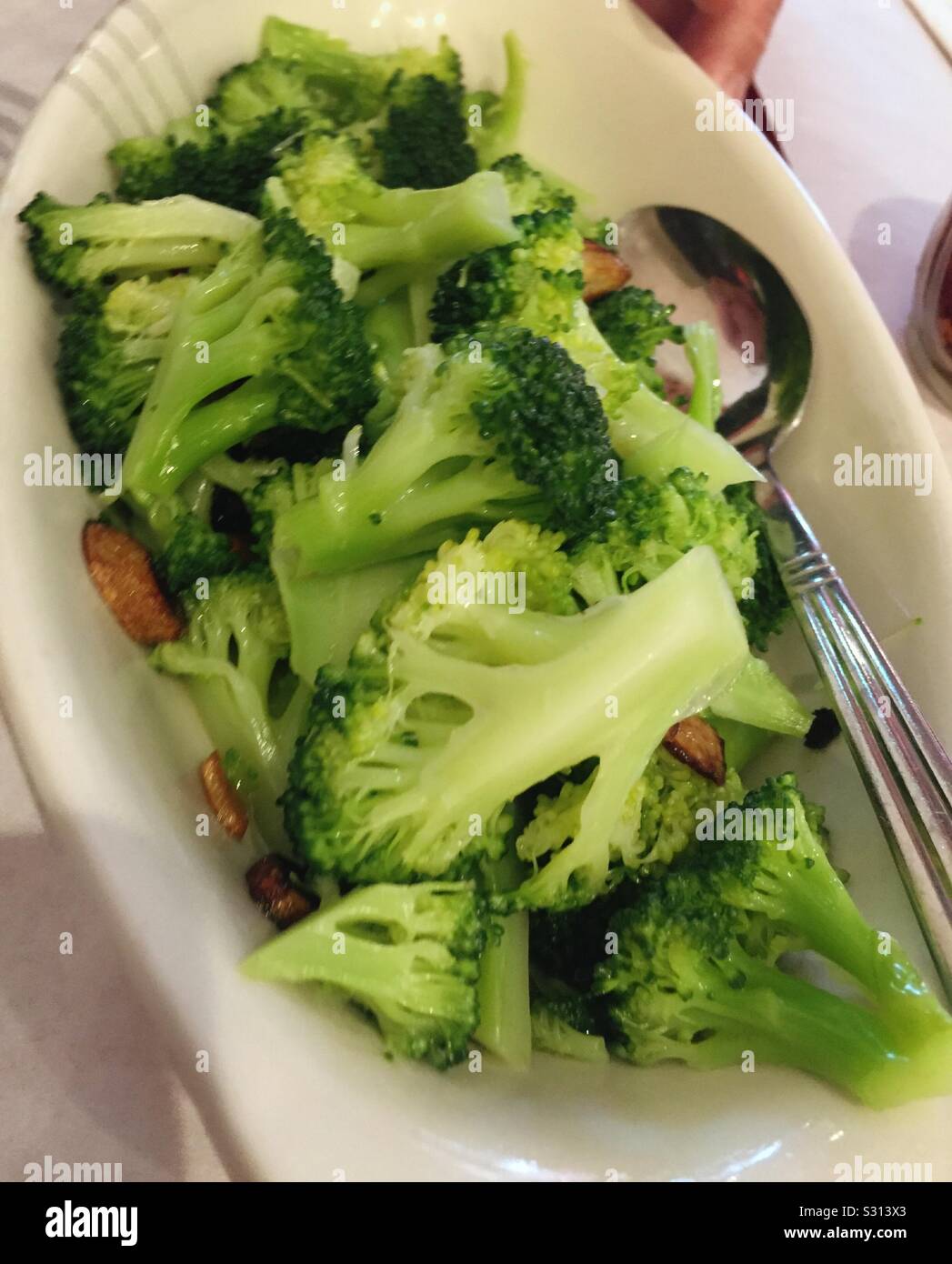 Plat latéral de brocoli frais sauté à l'huile d'olive et à l'ail - Image de stock capturée avec un smartphone