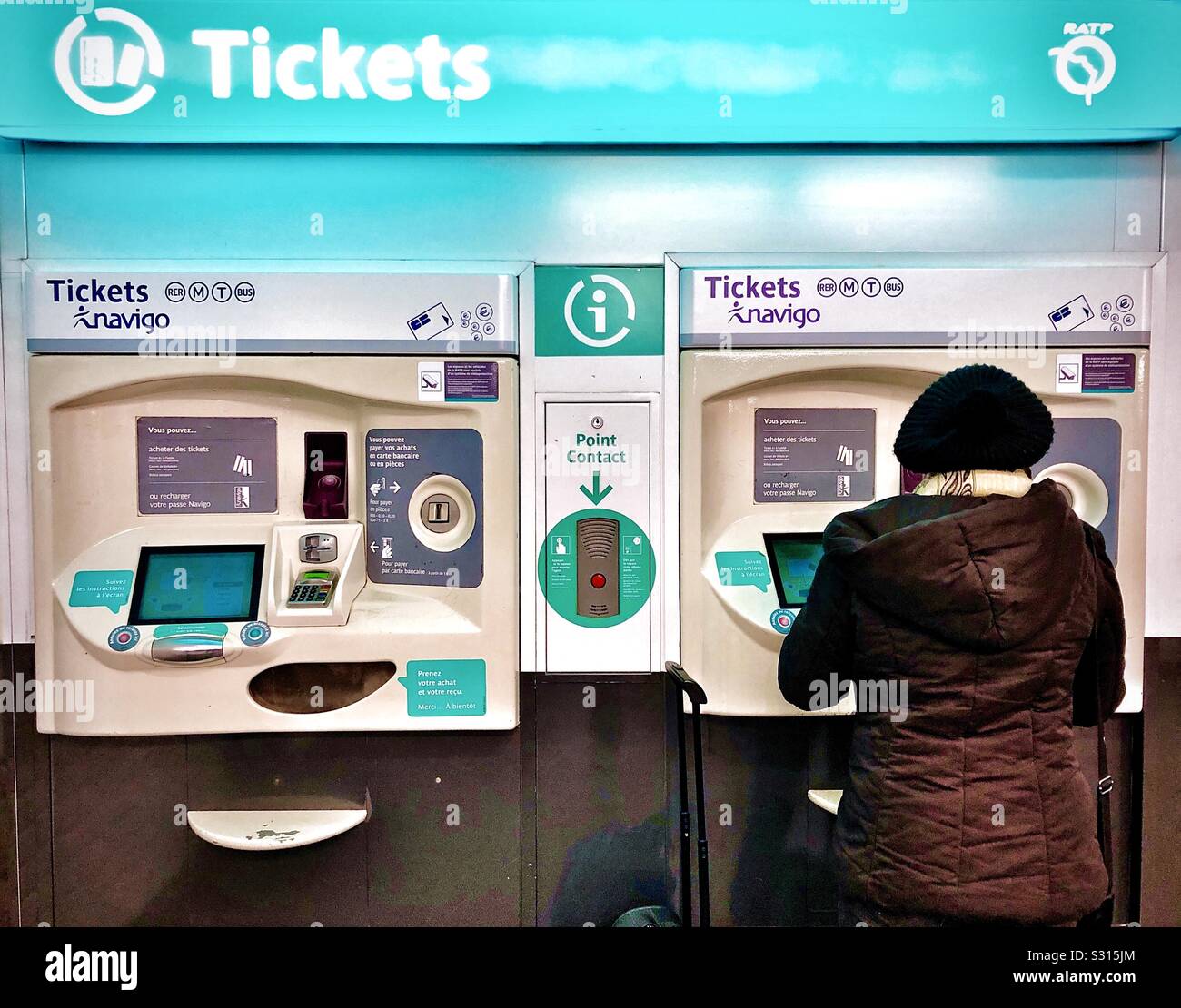 Les distributeurs de billets automatiques sur le métro de Paris, France. Banque D'Images