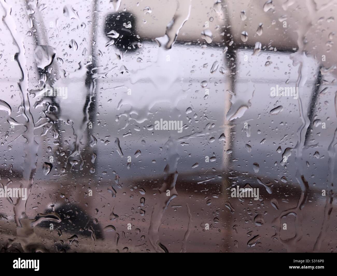 Bateau à voile fenêtre pendant la pluie Banque D'Images