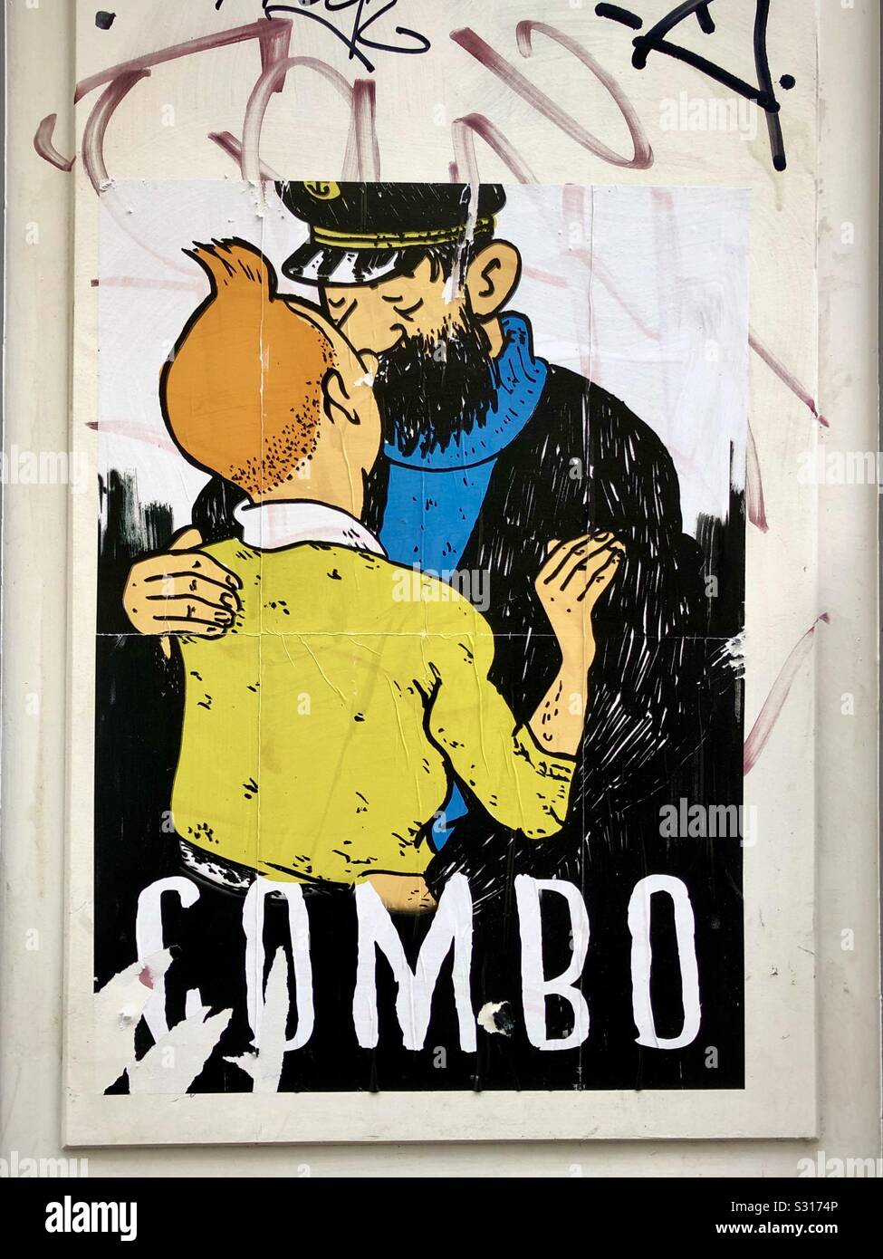 Avec l'affiche de la bande dessinée de Tintin thème gay s'embrasser le capitaine Haddock - Paris, France. Banque D'Images