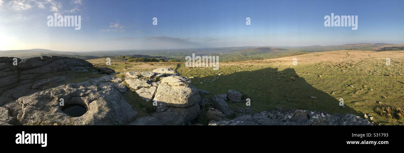 Vue panoramique du sommet du rocher sur Tor Kes Dartmoor dans le Devon, en regardant vers la ville de Chagford. Banque D'Images