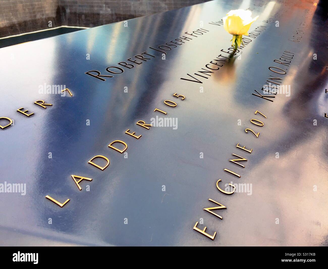 World Trade Center Wall of Names au 911 Memorial du centre-ville de Manhattan, New York, États-Unis - Image de stock capturée avec un smartphone