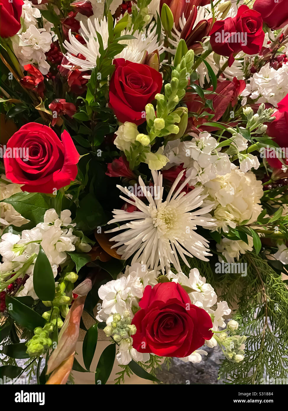 Bouquet de fleurs avec des roses rouges, de fleurs blanches et de remplissage vert - Image de stock capturée avec un smartphone