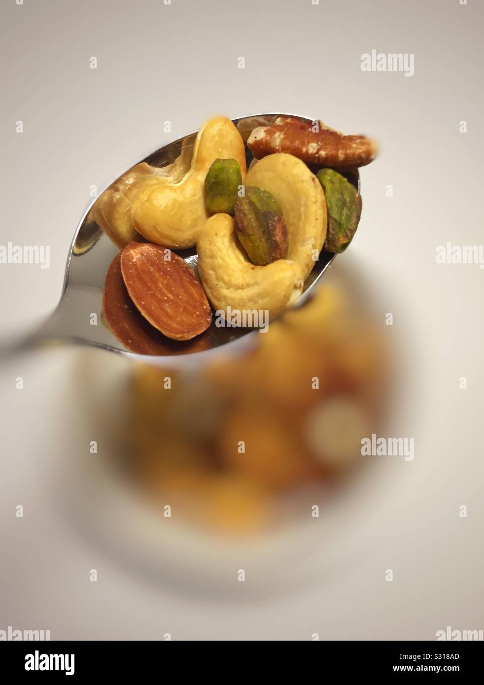 Cuillerée de noix mélangées. Les cajous, amandes, pistaches et noix de pécan. Banque D'Images