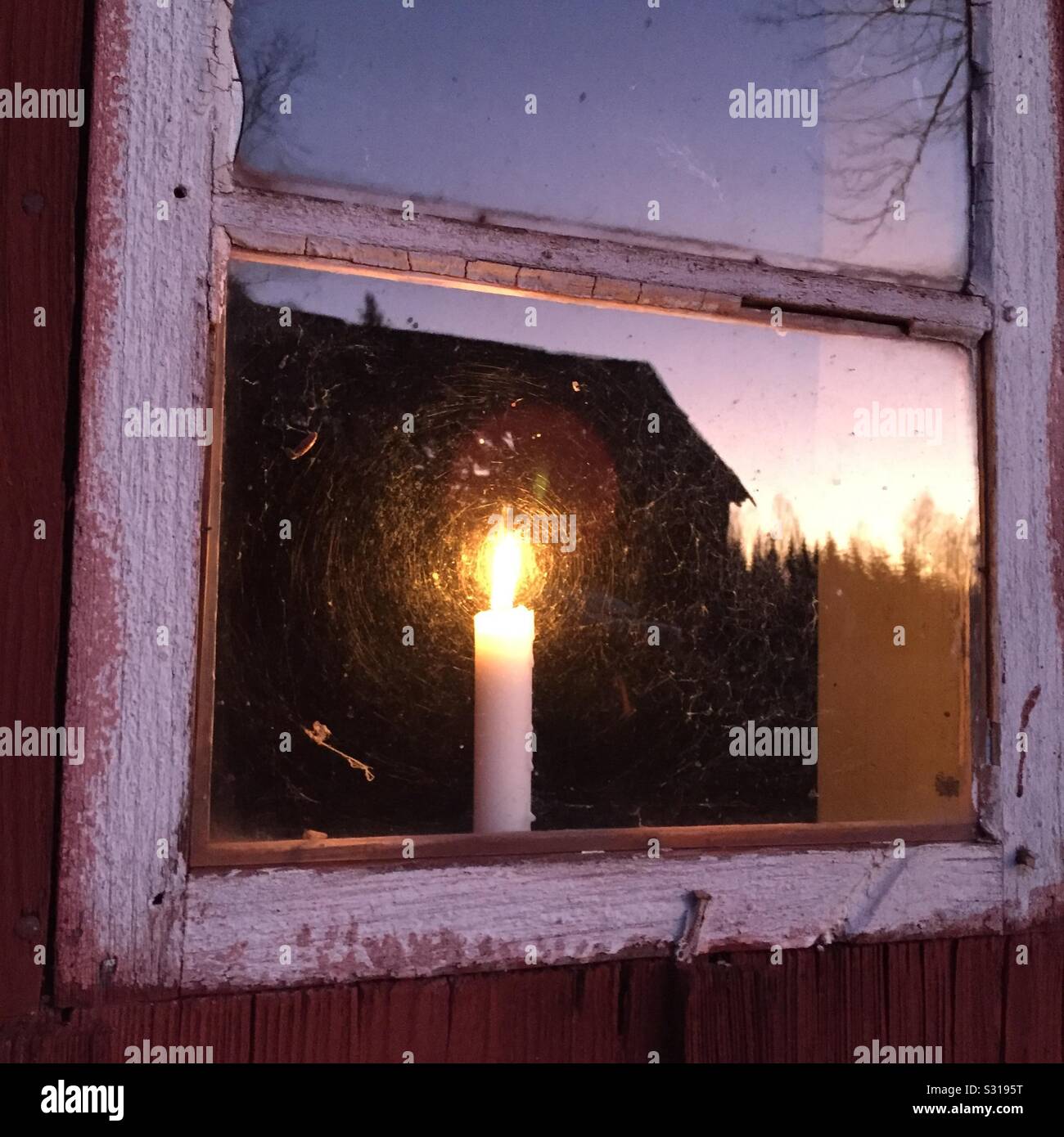 La lumière des bougies dans une fenêtre Banque D'Images
