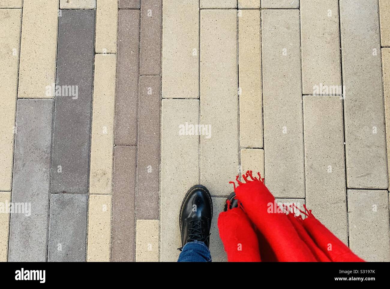 Chaussures noires, foulard rouge Banque D'Images