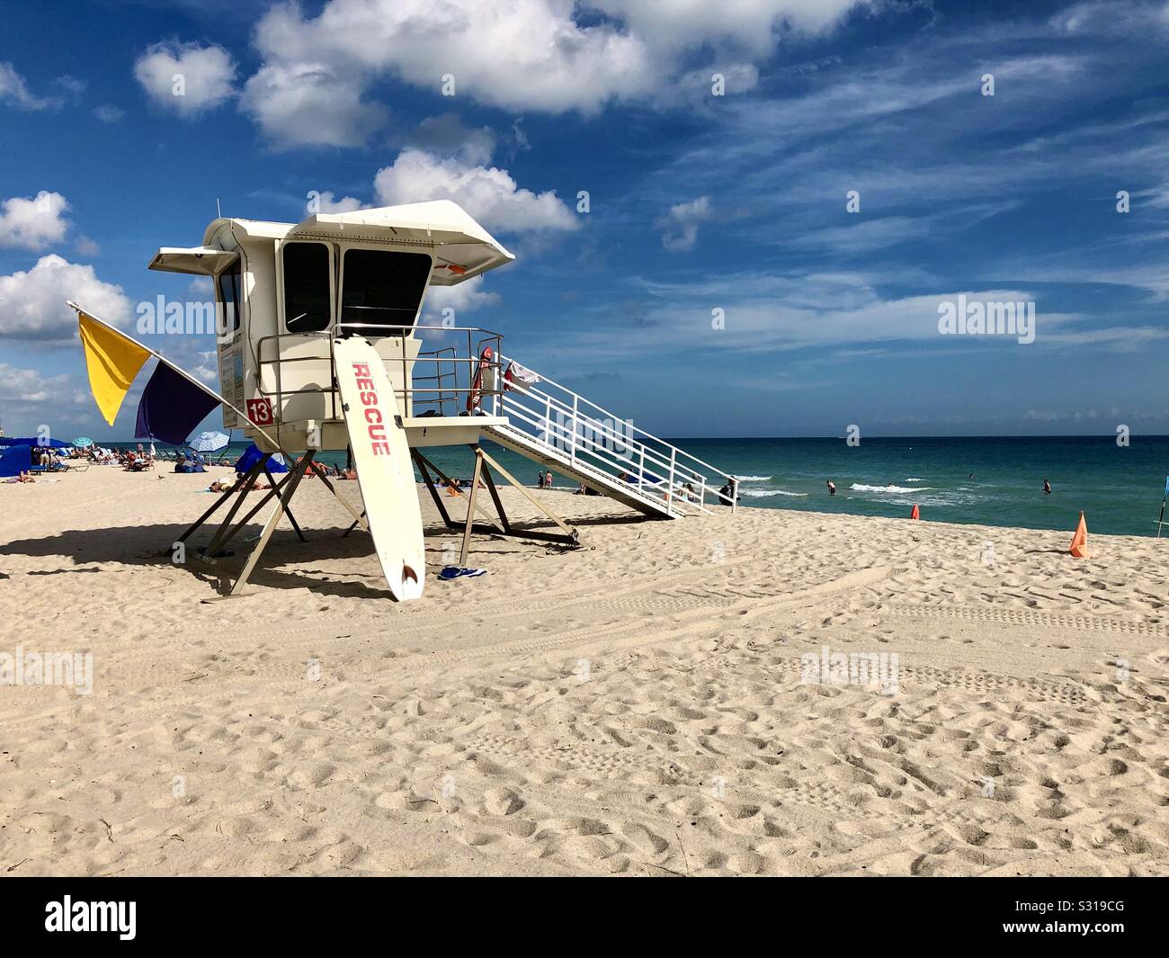 Lifeguard station avec sauvetage planche de surf sur la plage. - Image de stock capturée avec un smartphone