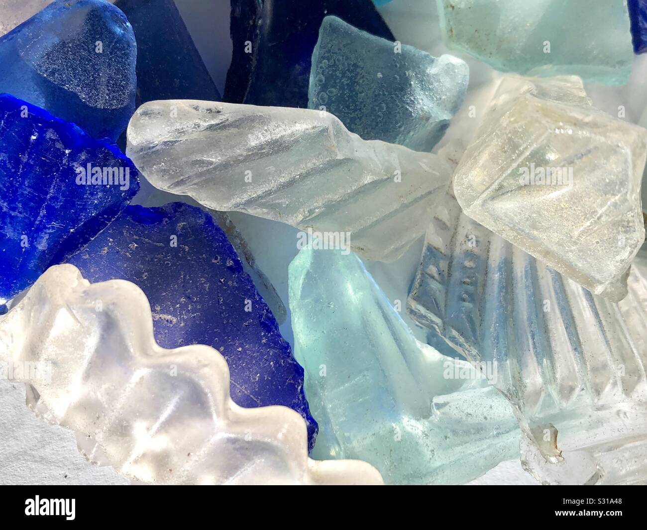 Les éclats d'aqua bleu clair et en verre trouvés dans la rivière Tamise Londres - Image de stock capturée avec un smartphone