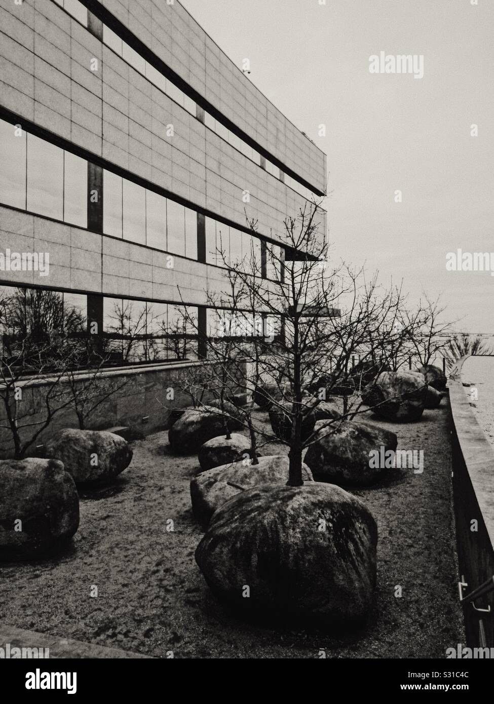 Jardin de pierres sur le musée du patrimoine juif dans la région de Battery Park, NYC, installation permanente par Andy Goldsworthy Banque D'Images