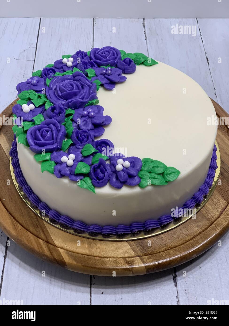 Gateau Aux Roses Violettes Photo Stock Alamy