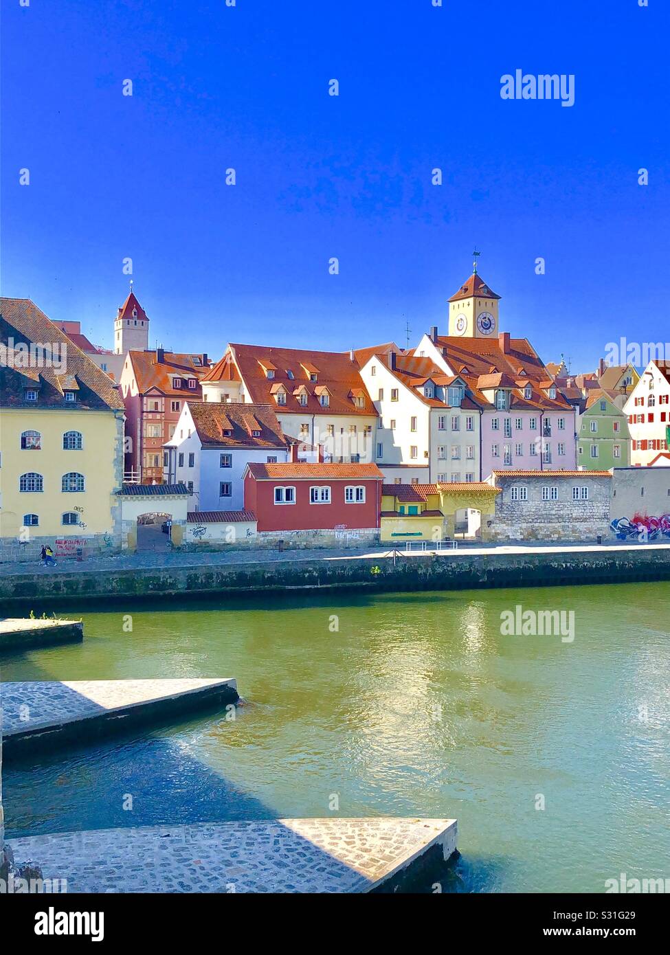 Scène pittoresque de village avec des maisons colorées à Regensburg, Allemagne Banque D'Images