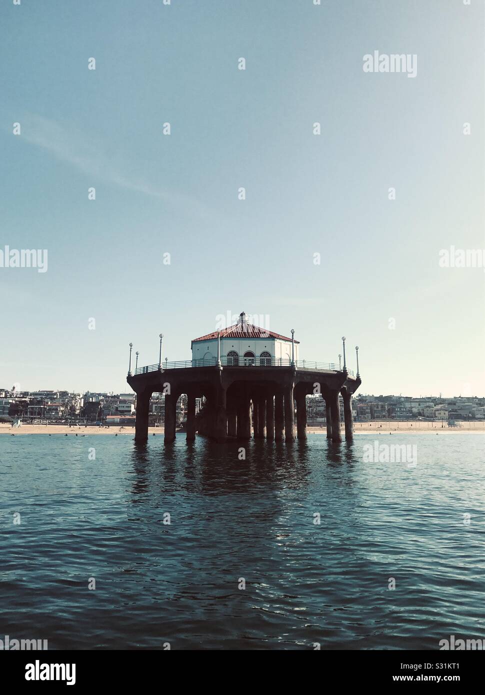 Le bout de la jetée de Manhattan Beach depuis l'eau. Manhattan Beach, Californie États-Unis. - Image de stock capturée avec un smartphone