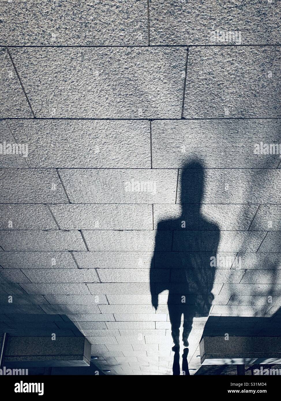 Silhouette d'un homme qui marche - Image de stock capturée avec un smartphone