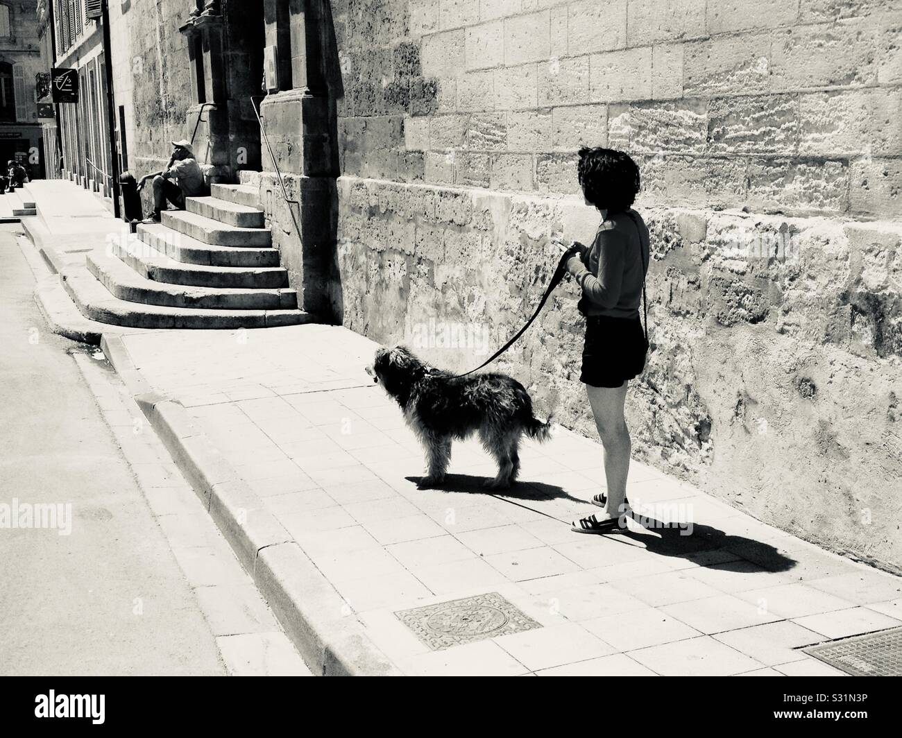 Femme marchant son chien à Arles, France. - Image de stock capturée avec un smartphone