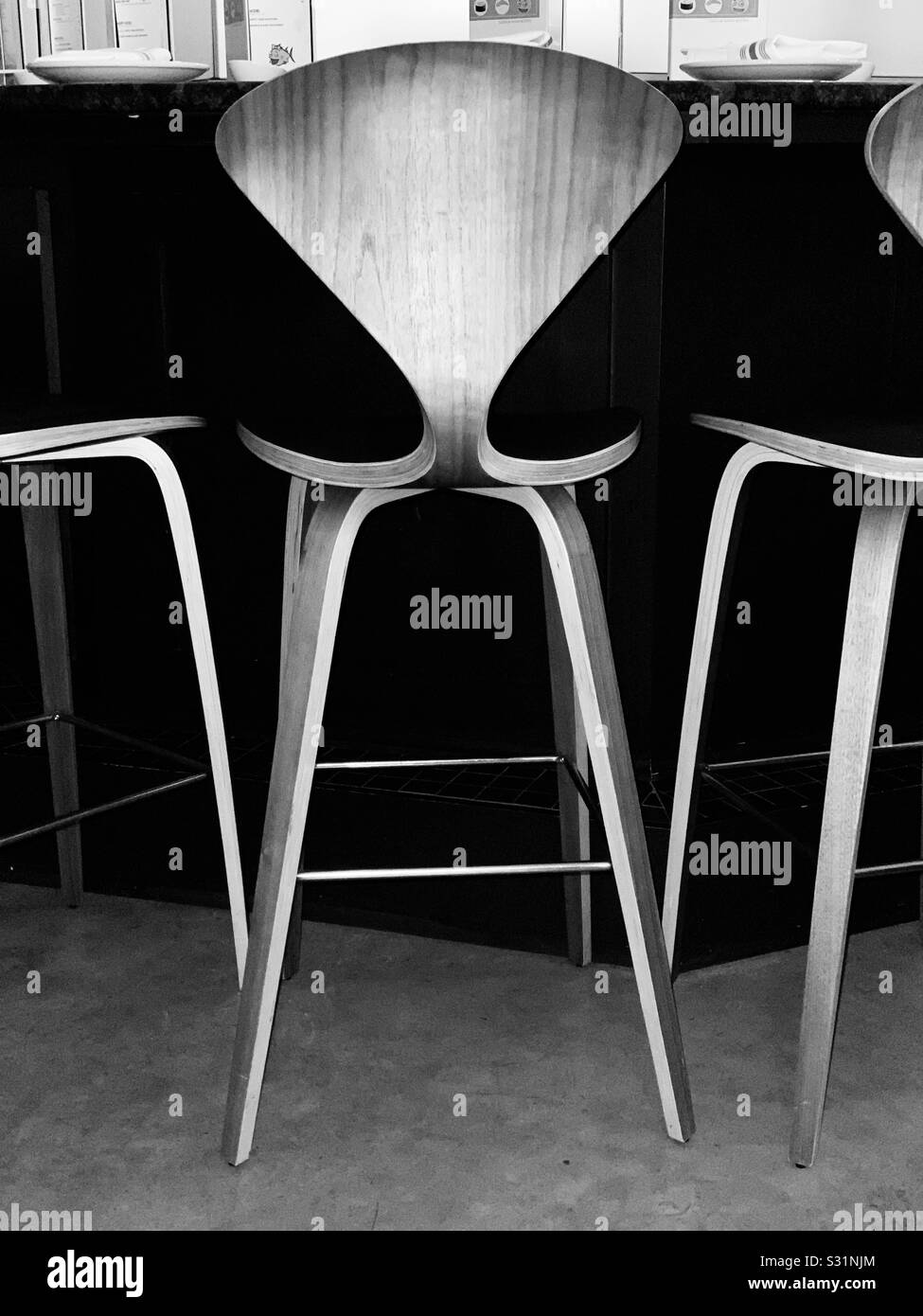 Chaise contemporaine au sushi bar - noir Banque D'Images