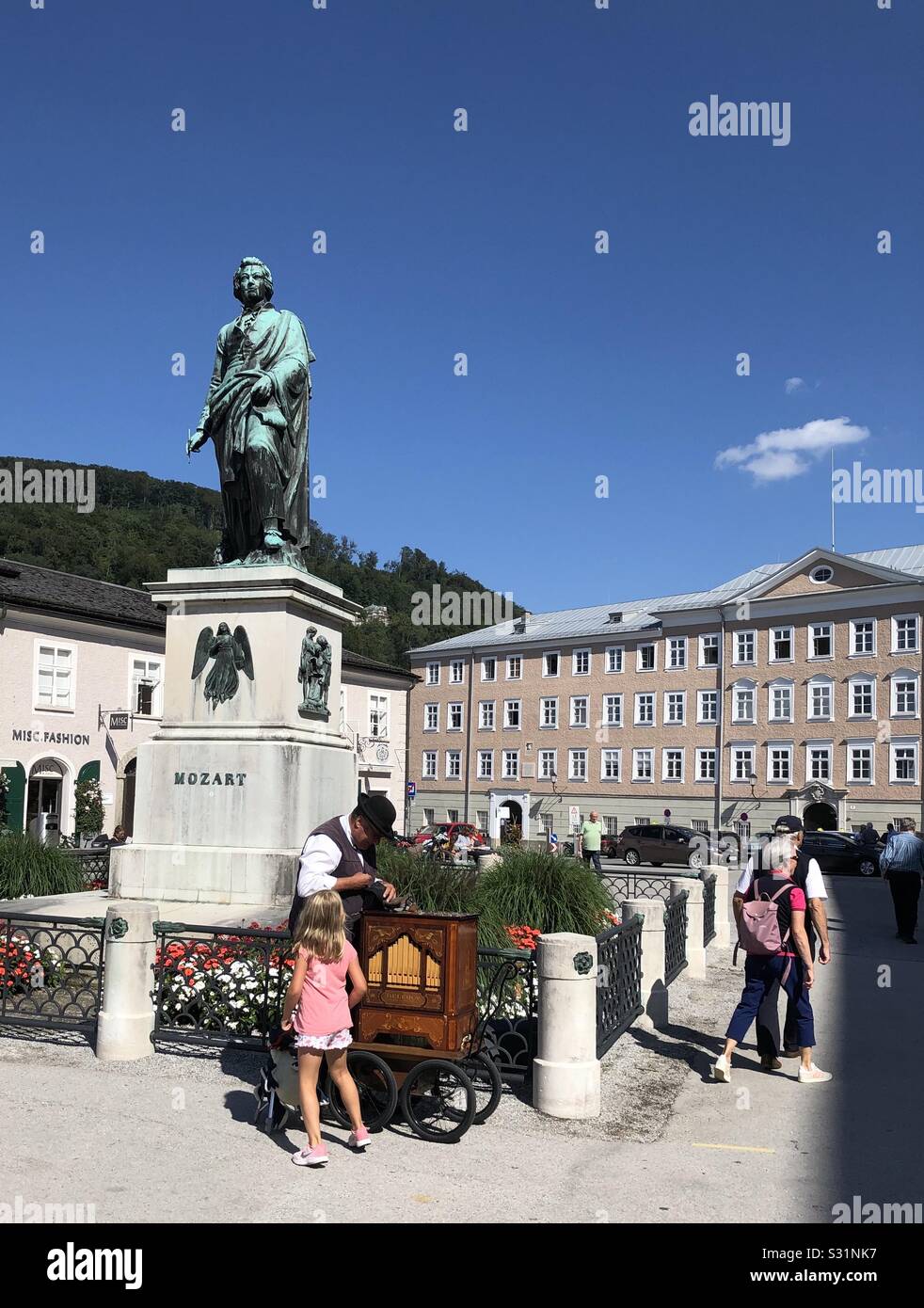 Orgue de Barbarie à la statue de Mozart à Salzbourg, Autriche. Banque D'Images