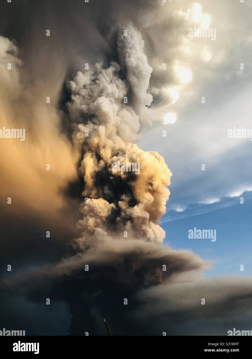 Le Volcan Taal à Batangas, Philippines a éclaté aujourd'hui. Crachant cendres qui atteint le ciel. Les résidents sont obligés de quitter la région. Banque D'Images