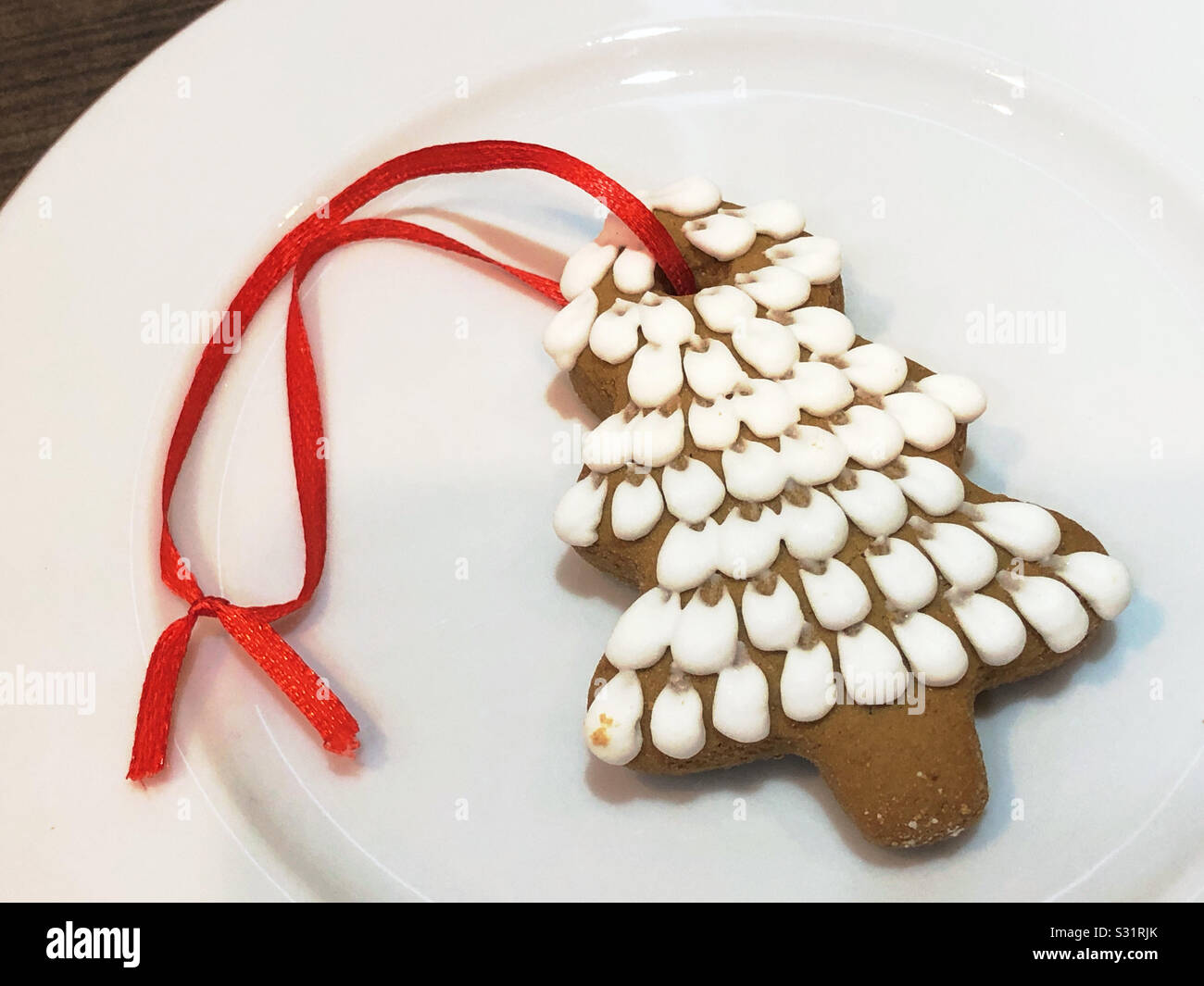Arbre de Noël gingerbread cookie ornement de l'Ukraine avec ruban rouge pour l'accrocher sur l'arbre de Noël. Banque D'Images