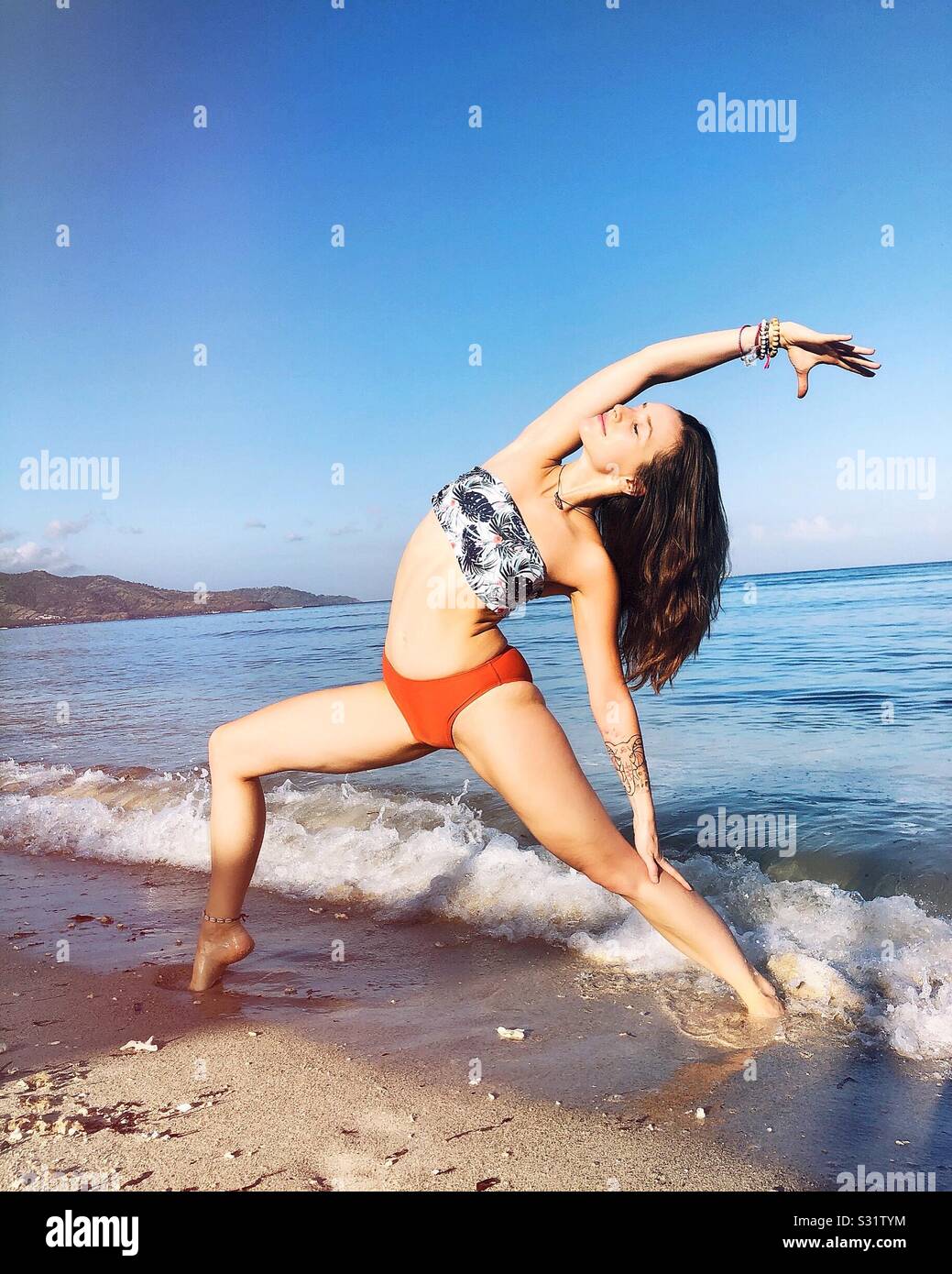 Yoga sur la plage. Plage de Bali. Zen et matinée parfaite. Banque D'Images