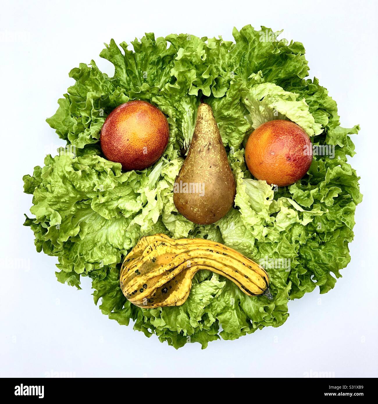 Malheureux " smiley face " fabriqué à partir de fruits et légumes. Banque D'Images
