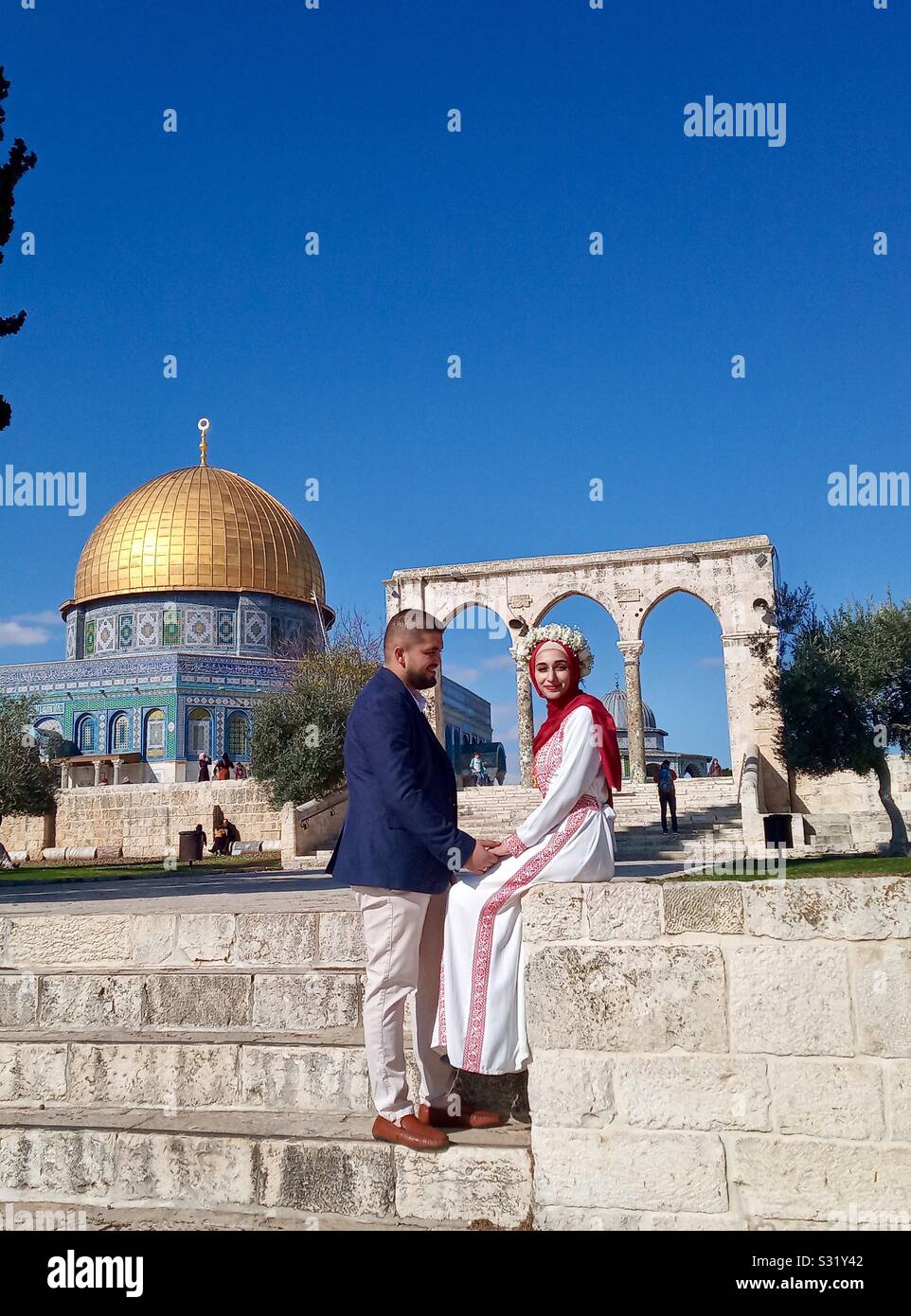 Un couple palestinien par le Dôme du Rocher à Jérusalem. - Image de stock capturée avec un smartphone