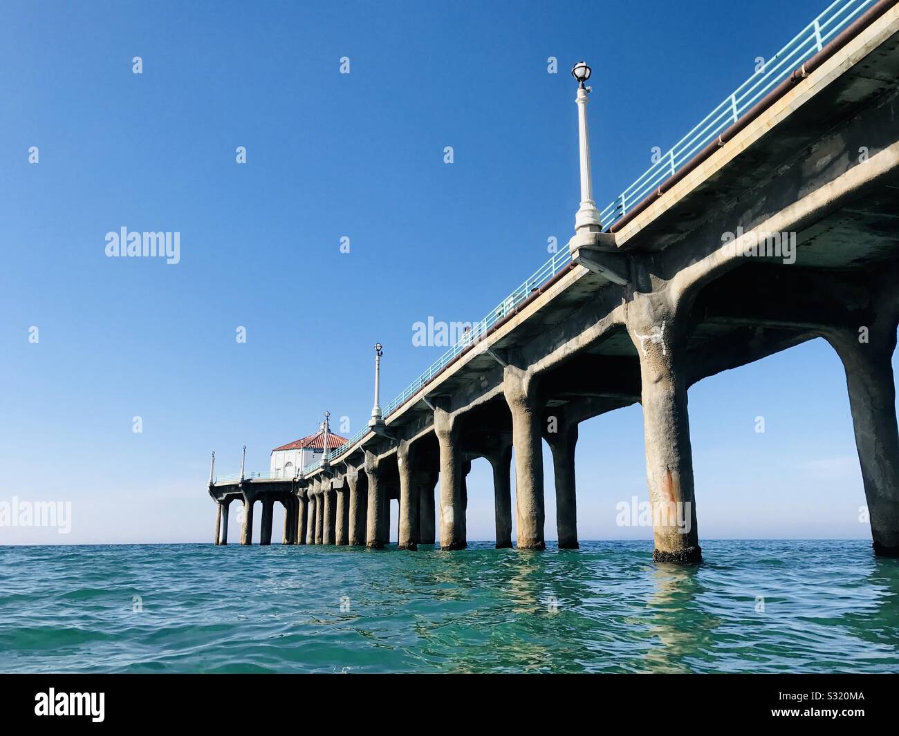 Le Manhattan Beach Pier à partir de l'eau. Manhattan Beach, Californie, États-Unis. - Image de stock capturée avec un smartphone