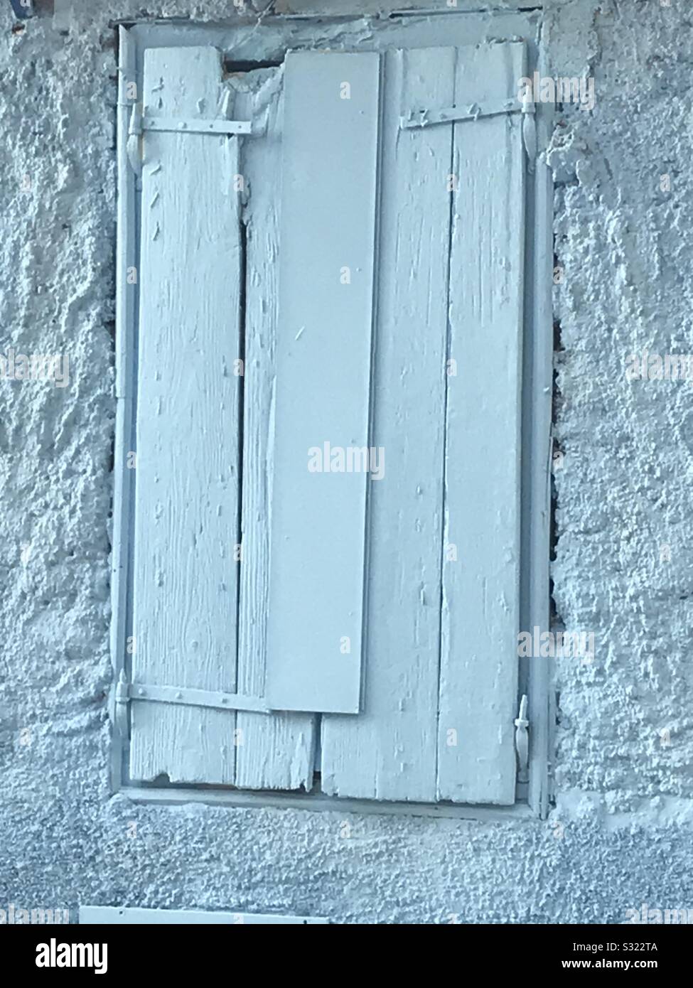 Bleu pâle, et l'obturateur en bois enduit mur extérieur, Patras, Grèce. - Image de stock capturée avec un smartphone