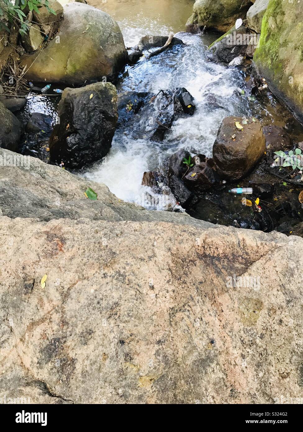 L'eau tombe près des chutes de singe, de la zone glissante rocheuse avec écoulement d'eau , de l'eau dans une image à l'envers Banque D'Images